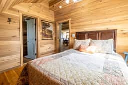 The Barnhouse for 2 @ TimberRose Ranch FBG hot tub