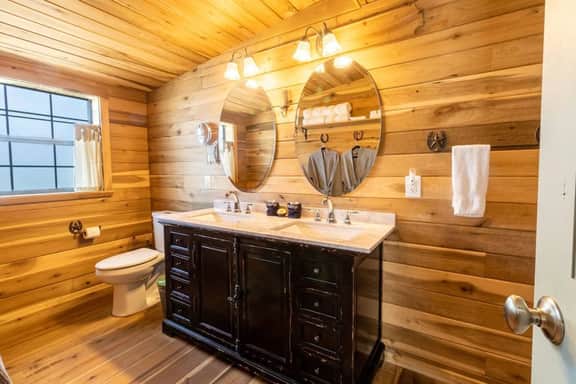 The Barnhouse for 2 @ TimberRose Ranch FBG hot tub